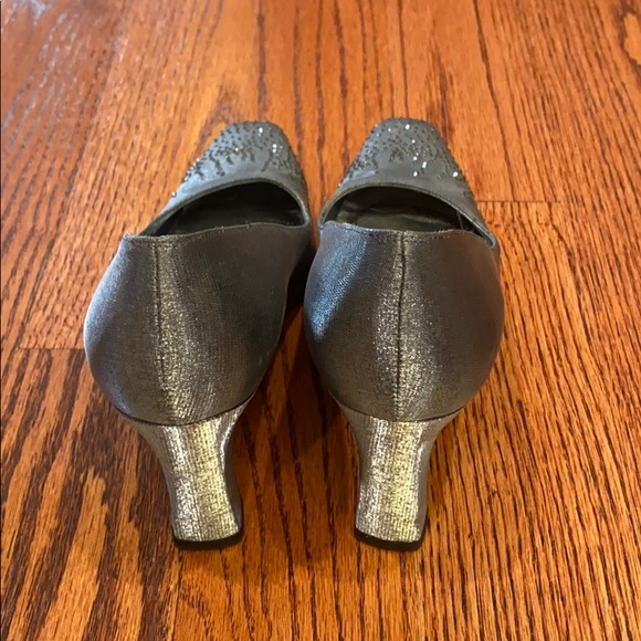 Excellent condition Stuart Weitzman silver heels. - Picture 6 of 7